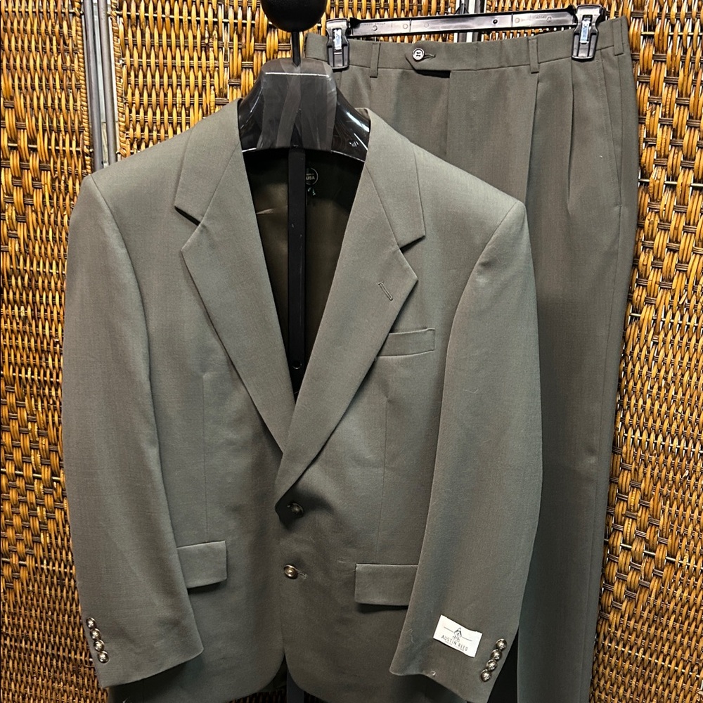 9932 Austin Reed Drab Green Suit Dillards Size 39R  Coat 32 Pants